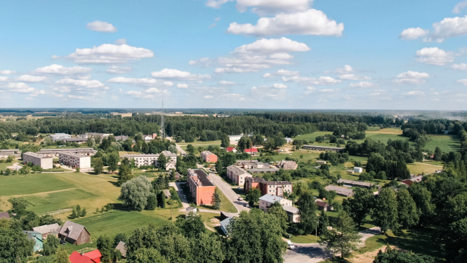 Zasa no augšas - ielas, daudzdzīvokļu ēkas, katlumāja tālumā