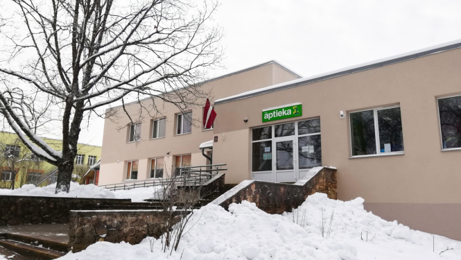 Zasas aptiekas ārskats Ziemā. Priekšplānā trepes.