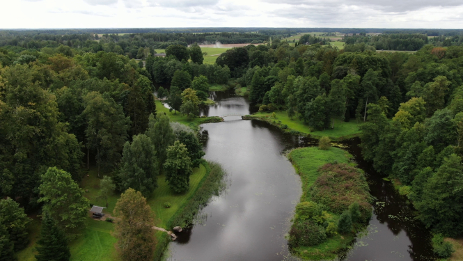 Zasas muižas parks - skats no drona uz Zasas upi un tiltiņiem