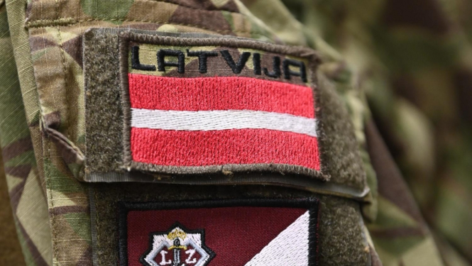 Zemessardzes silbols uzplecis uz dienesta formas