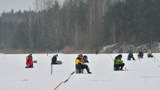 Zemledus makšķernieki barā sēž uz ledus
