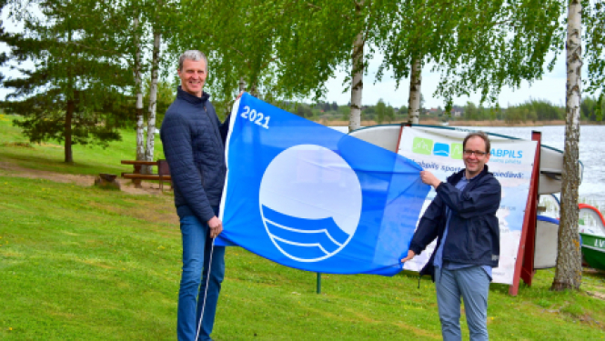 Jēkabpilī, Radžu peldvietā, 12. gadu pēc kārtas plīvo Zilais karogs