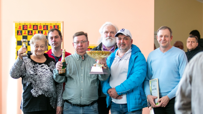 Viesītes komandas pārstāvji ar ceļojošo kausu