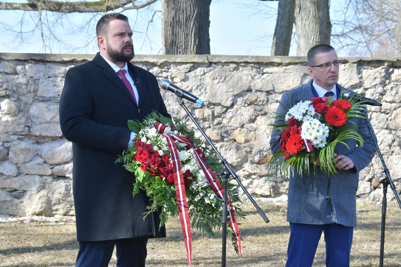 Ekonomikas ministrs Jānis Vitenbergs un Jēkabpils novada domes priekšsēdētājs Raivis Ragainis uzrunā klātesošos Komunistiskā genocīda upuru piemiņas dienā