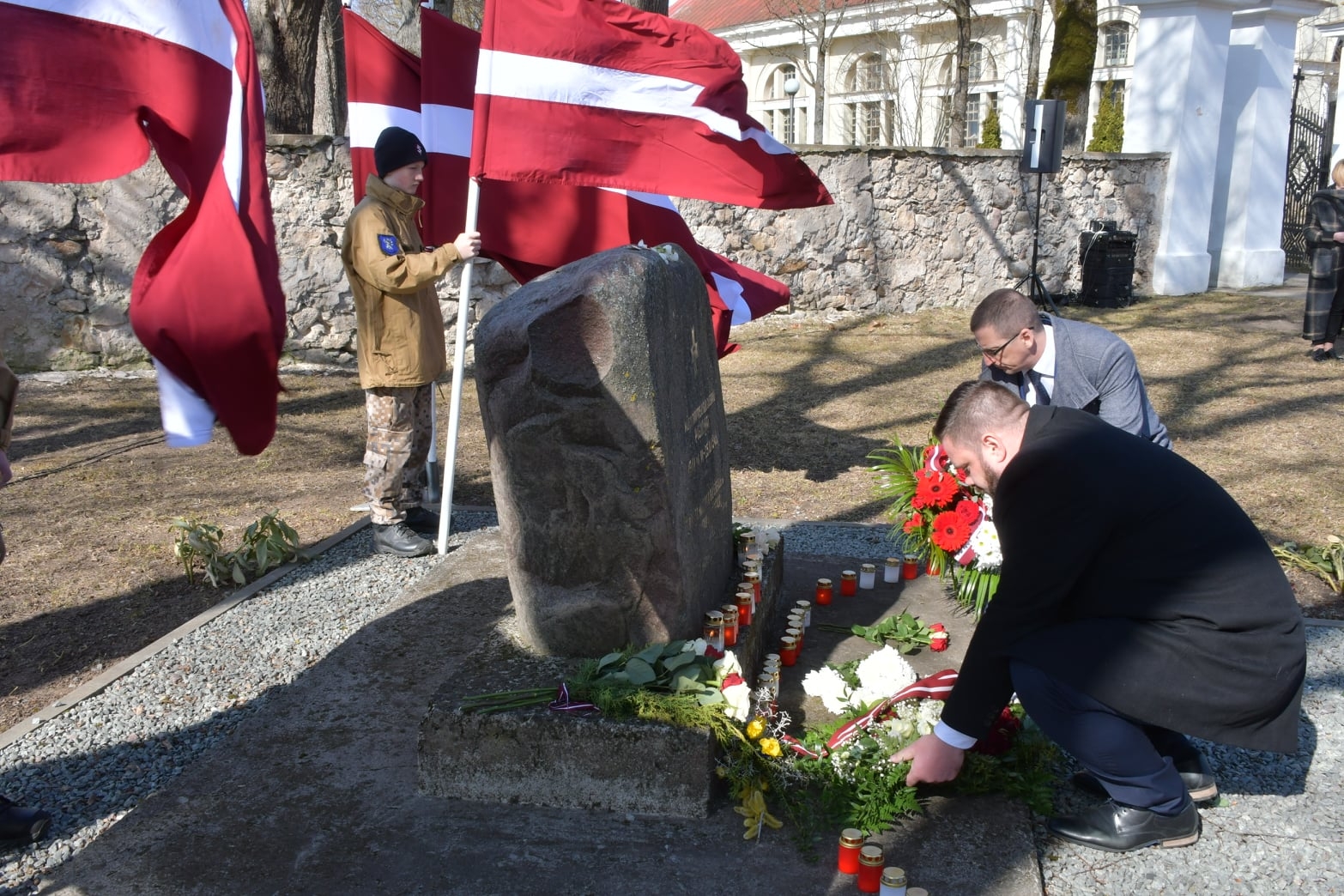 Ekonomikas ministrs Jānis Vitenbergs un Jēkabpils novada domes priekšsēdētājs Raivis Ragainis noliek ziedus Komunistiskā genocīda upuru piemiņas dienā