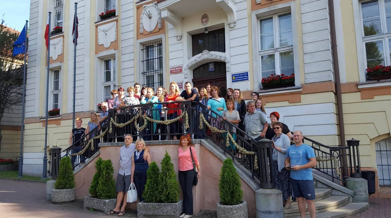 Aknīstes delegācija pie domes ēkas Bjalogardā Polijā