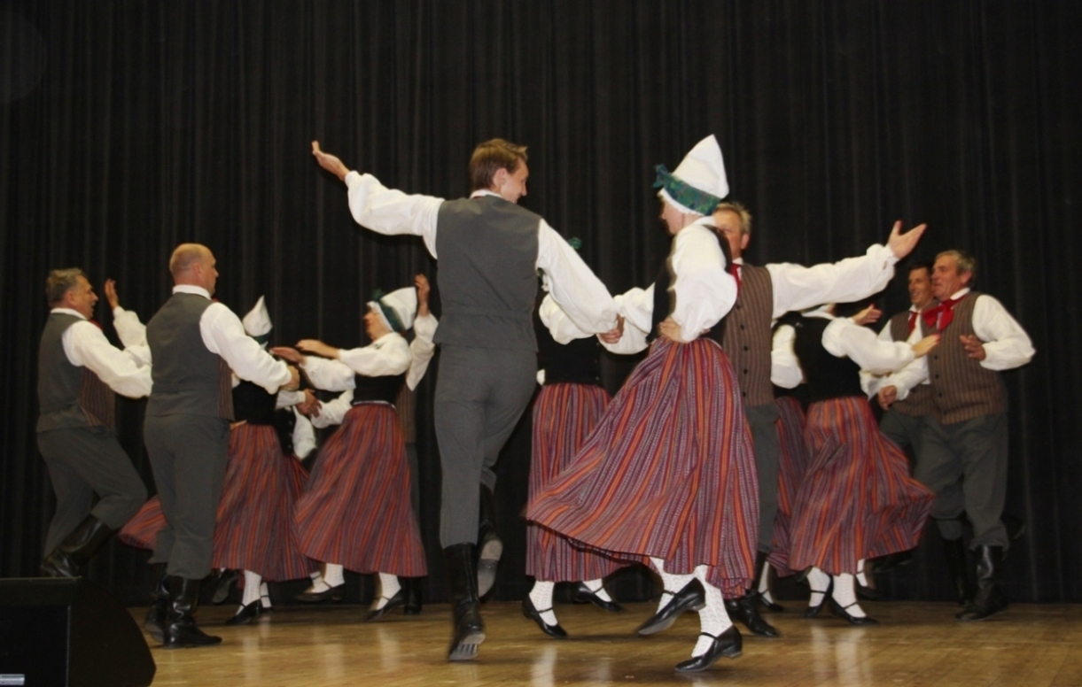 Aknīstes dejotāji uzstājas Bjalogardā Polijā