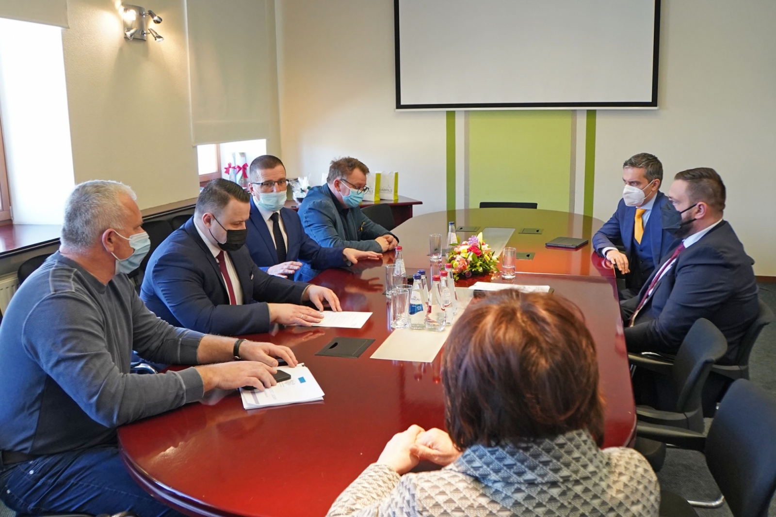 Ekonomikas ministrijas un Jēkabpils novada pārstāvji domes sēžu zālē