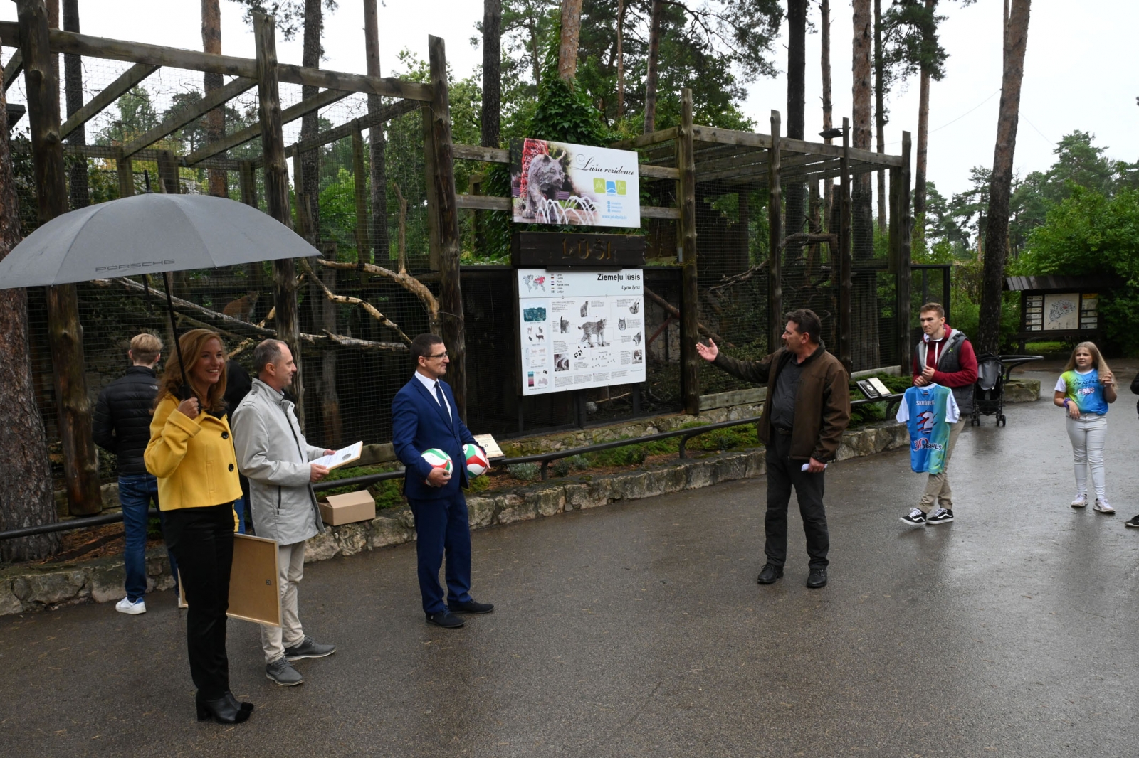 Jēkabpils novada domes priekšsēdētājs Raivis Ragainis, kā rī Rīgas Zoodārzā valde lūšu mazuļiem  svinīgi dod vārdus