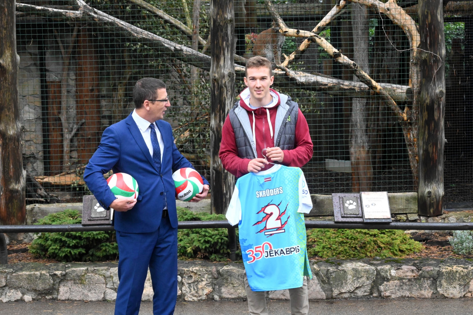 Jēkabpils novada domes priekšsēdētājs Raivis Ragainis un sporta kluba "Jēkabpils lūši" kapteinis Edvīns Skrūdes