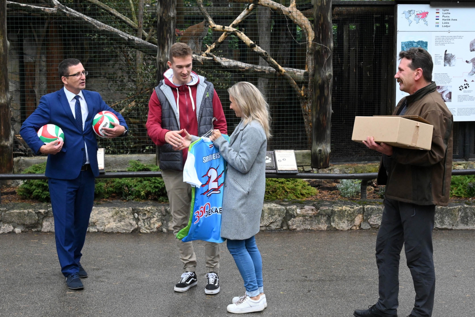 Jēkabpils novada domes priekšsēdētājs Raivis Ragainis un sporta kluba "Jēkabpils lūši" kapteinis Edvīns Skrūdes