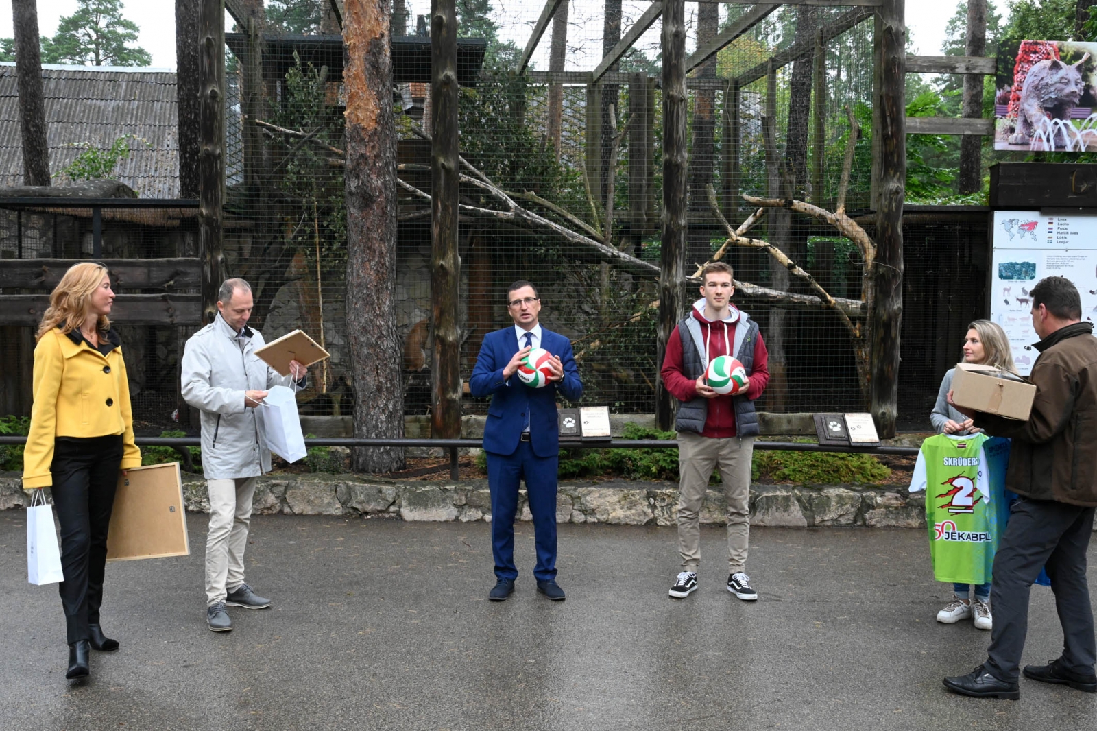 Jēkabpils novada domes priekšsēdētājs Raivis Ragainis, kā rī Rīgas Zoodārzā valde lūšu mazuļiem  svinīgi dod vārdus