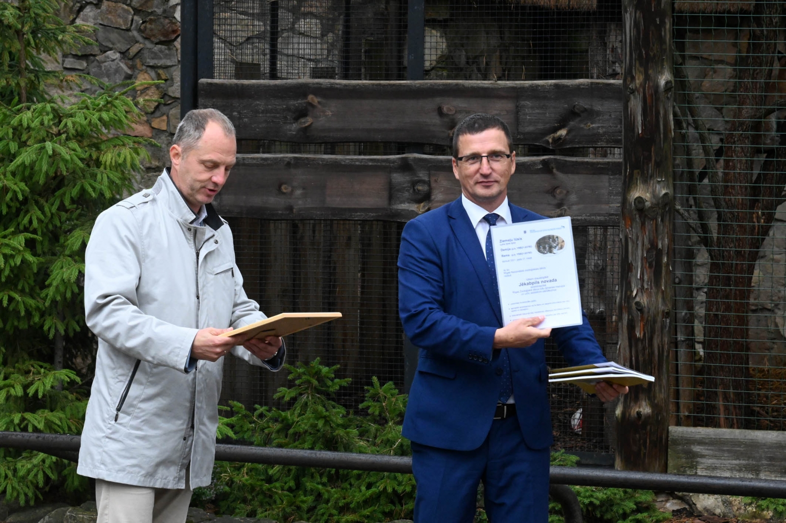 Jēkabpils novada domes priekšsēdētājs Raivis Ragainis, kā rī Rīgas Zoodārzā valde lūšu mazuļiem  svinīgi dod vārdus