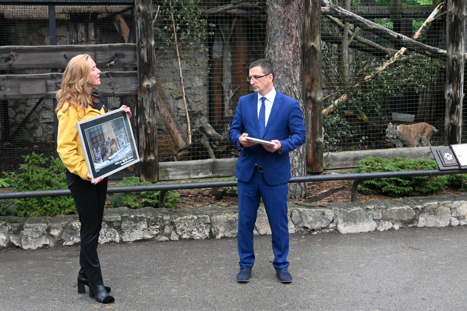 Jēkabpils novada domes priekšsēdētājs Raivis Ragainis, kā rī Rīgas Zoodārzā valde lūšu mazuļiem  svinīgi dod vārdus