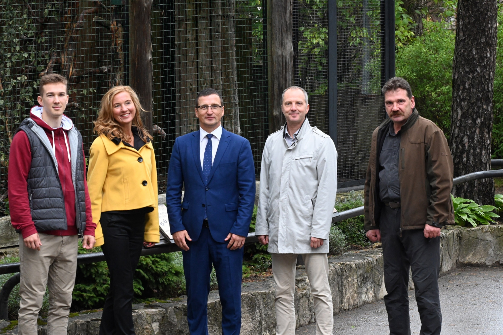 Jēkabpils novada domes priekšsēdētājs Raivis Ragainis, kā rī Rīgas Zoodārzā valde lūšu mazuļiem  svinīgi dod vārdus