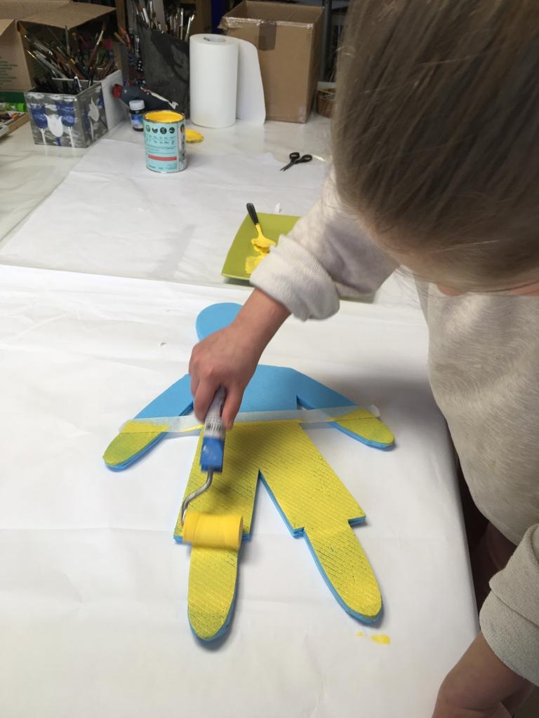 Zasas mākslas skolas bērni gatavo simboliskus darbus Ukrainas atbalstam