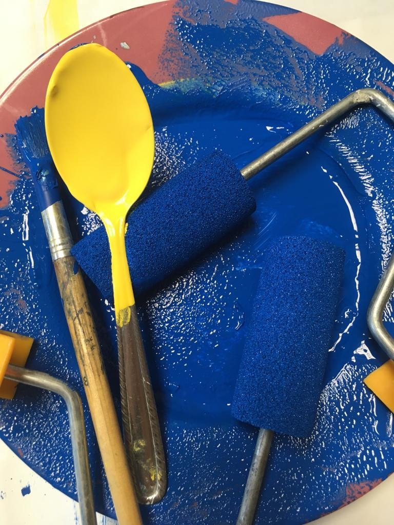 Zasas mākslas skolas bērni gatavo simboliskus darbus Ukrainas atbalstam