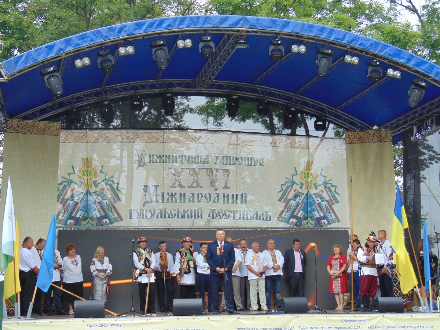 Bijušā Jēkabpils novada priekšsēdētājs Aivars Vanags uzrunā Gucuļu svētku dalībniekus no centrālās skatuves