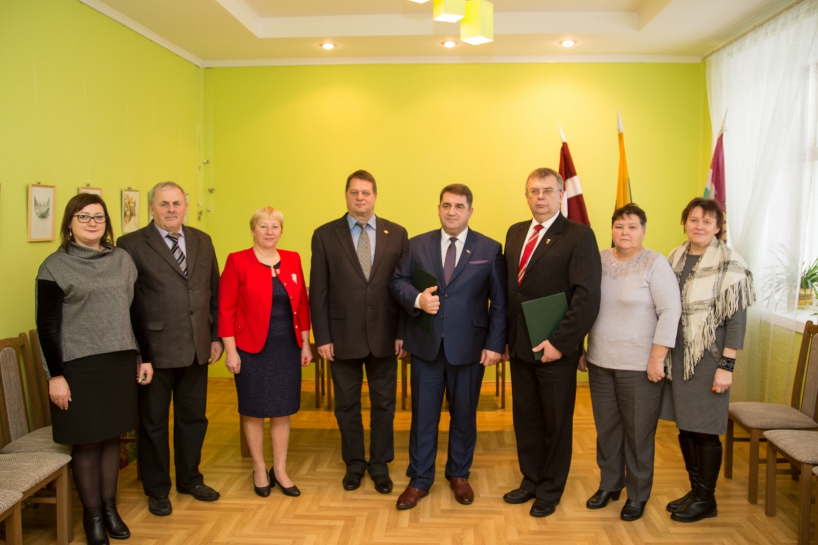 Kupišķu un Jēkabpils novada pašvaldības pārstāvji pozē kopbildei Rubeņu pagasta pārvaldē