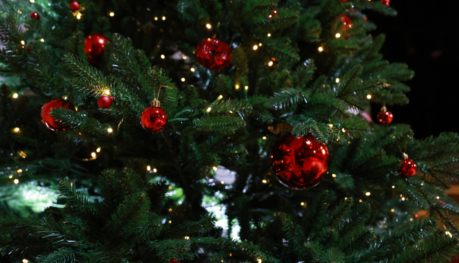 Eglīte ar rotājumiem