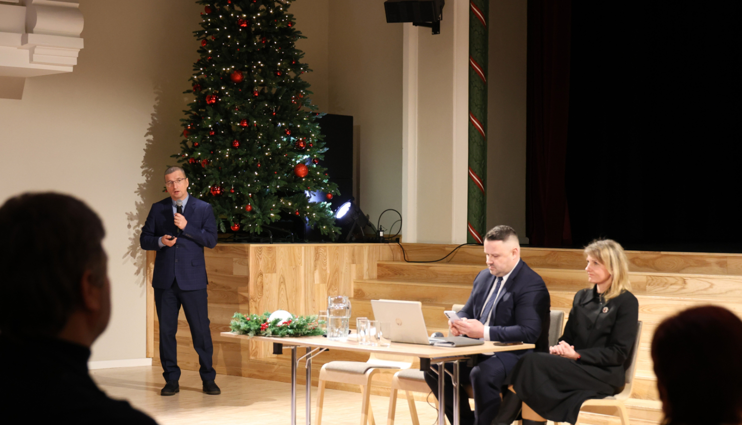 Domes vadība Jēkabpils tautas nama zālē stāsta iedzīvotājiem par plānotajām iecerēm