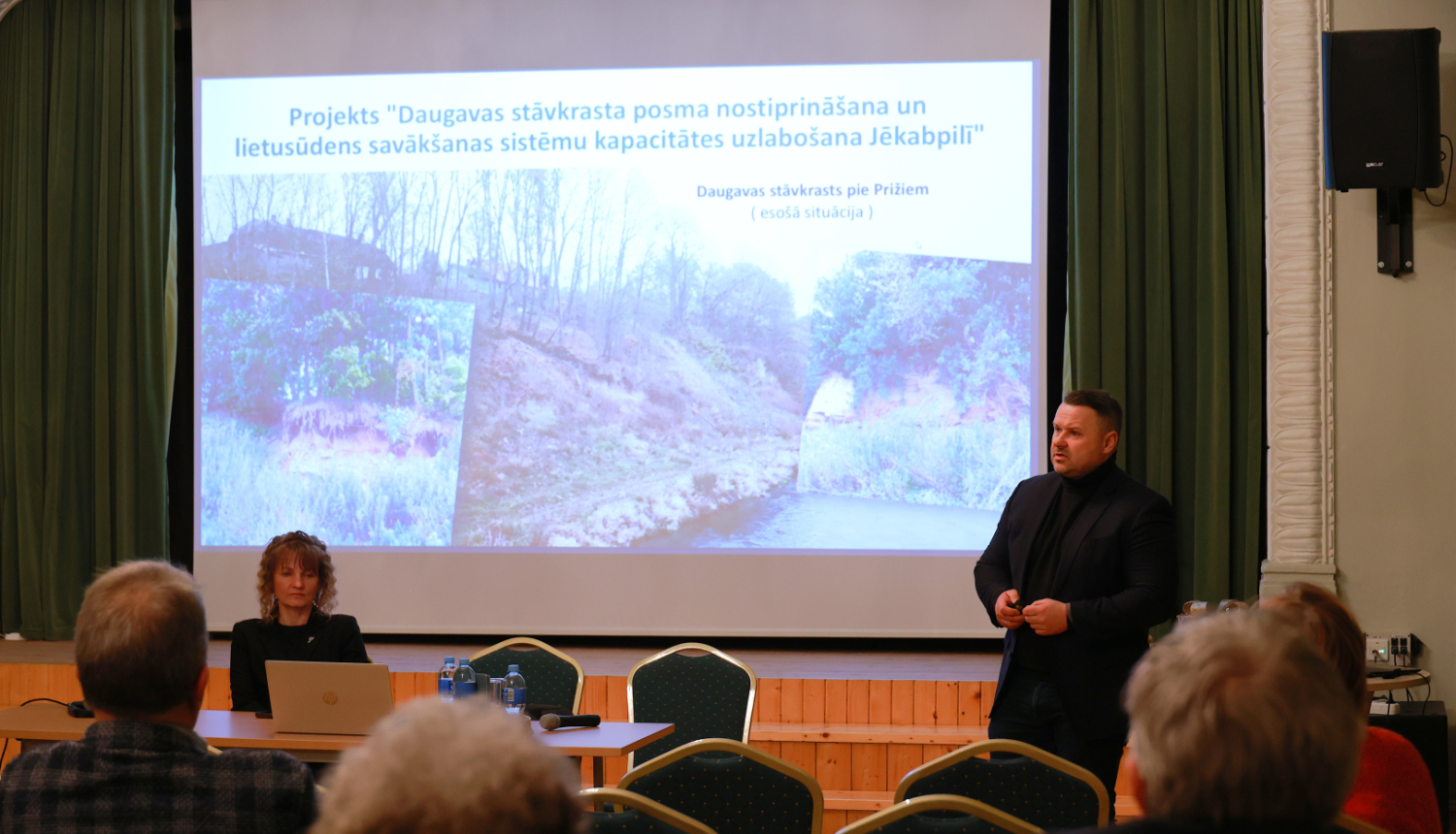 Priekšsēdētāja vietnieks Kārlis Stars stāsta par plānoto projektu Daugavas stāvkrasta nostiprināšanai pie Prižiem