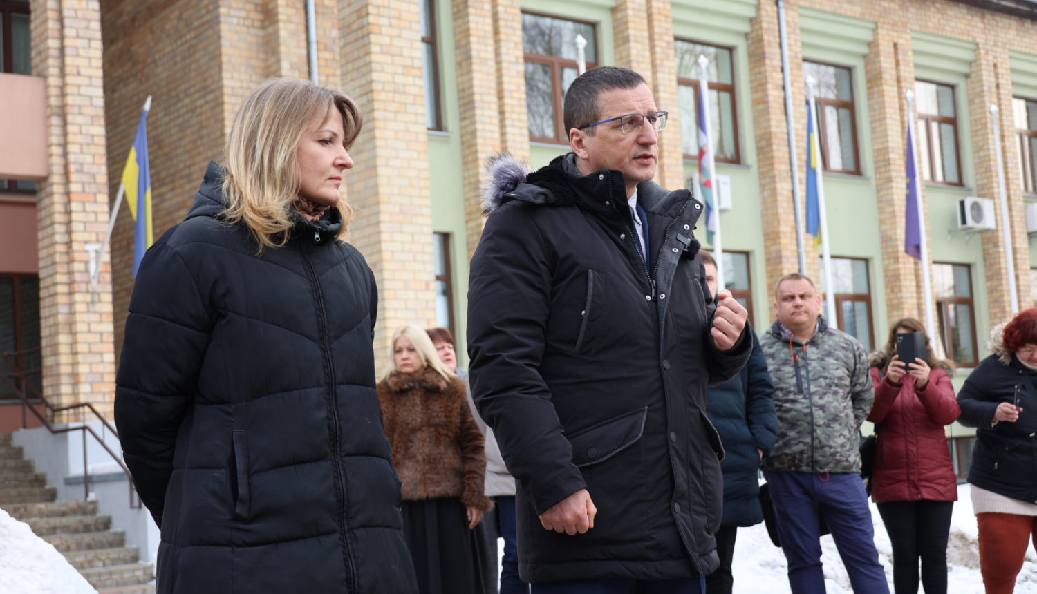 Jēkabpils novada priekšsēdētājs Raivis Ragainis un vietniece Aija Vetere tiekās ar piketa dalībniekiem 