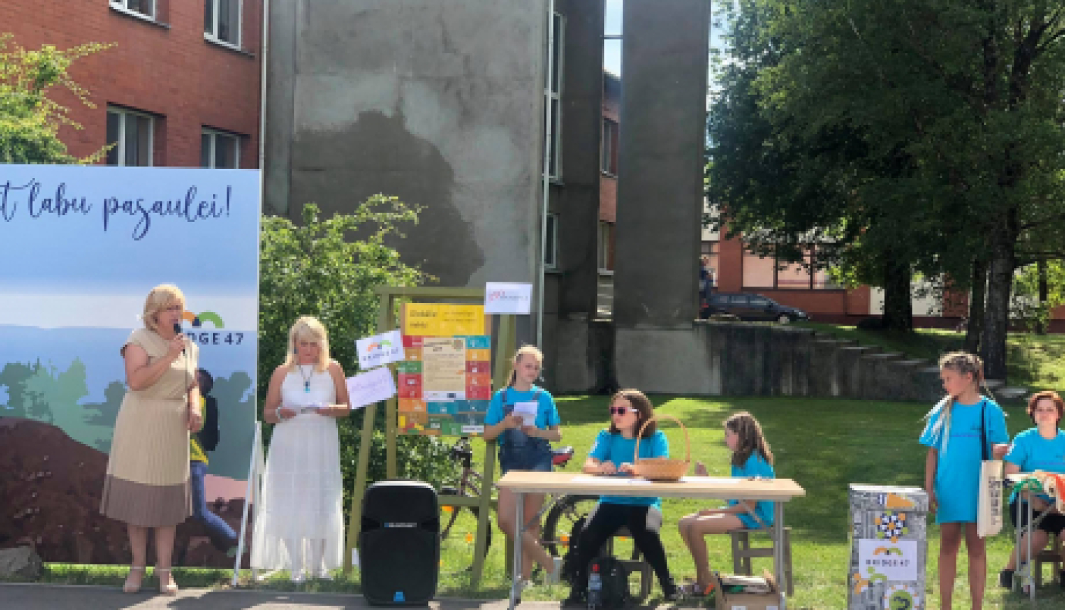 Jēkabpils pilsētas domes priekšsēdētāja vietniece Kristīne Ozola atklāja akciju "Iegriezt pasauli kopā!"