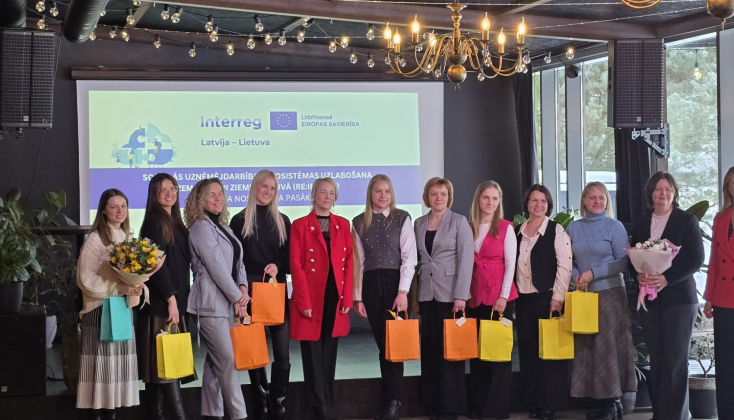 Personas kopīgi pozē grupas fotogrāfijai