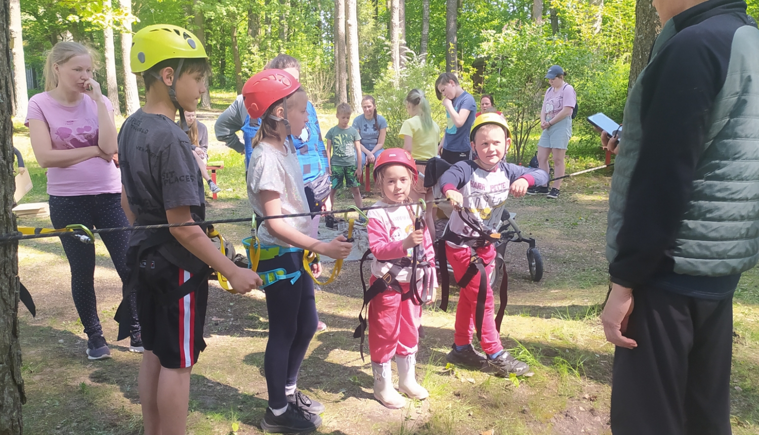 Bērni pie meža kaķa trases