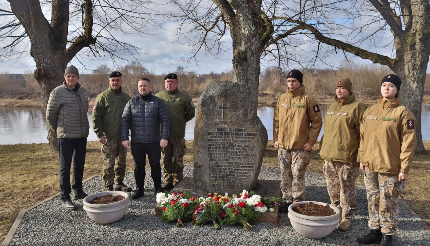 Zemessardzes un pašvaldības pārstāvji noliek ziedus pie pieminekļa