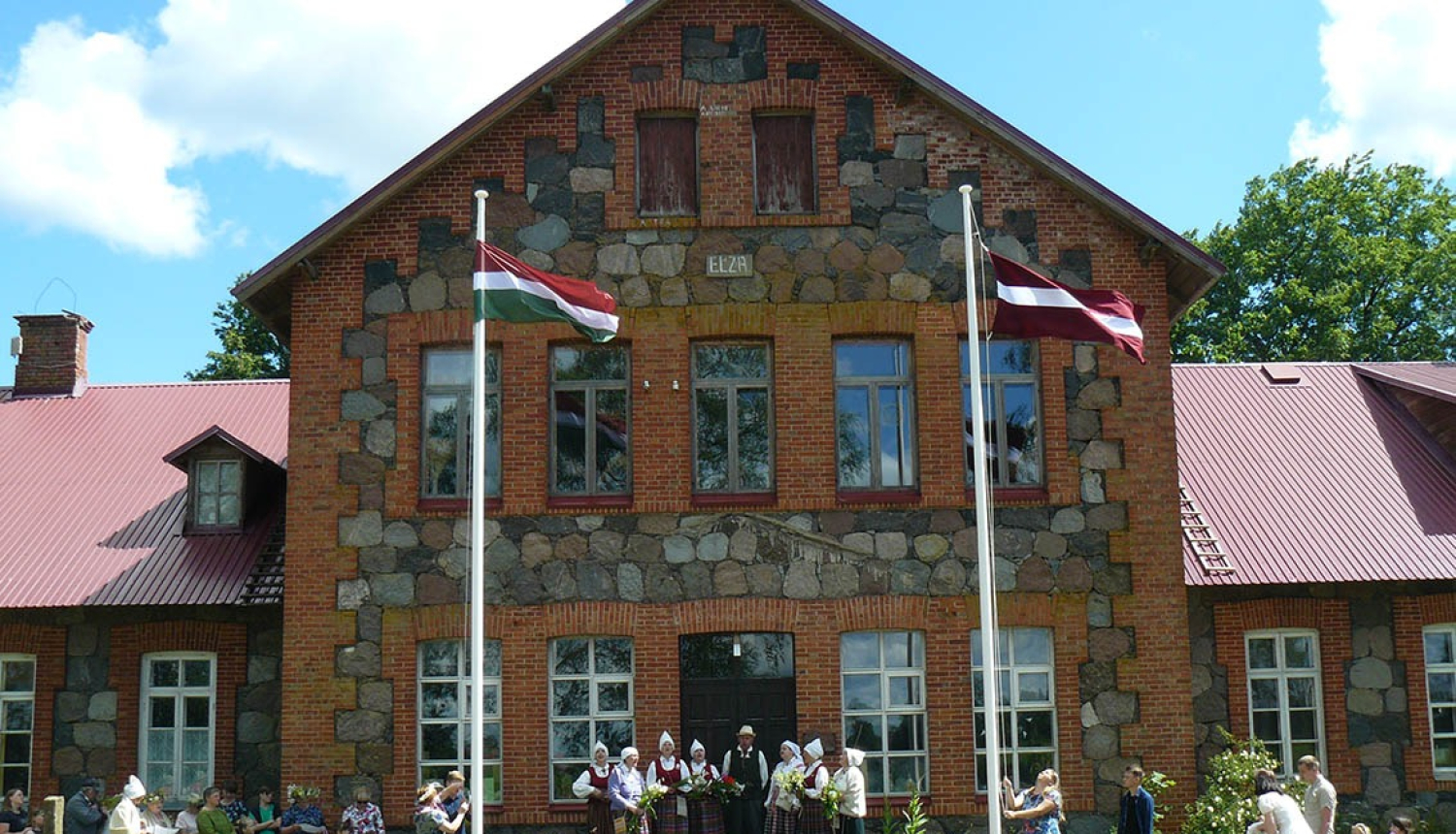 Sēlijas un Latvijas karogi plīv mastos pie bijušās Kaldabruņas skolas ēkas