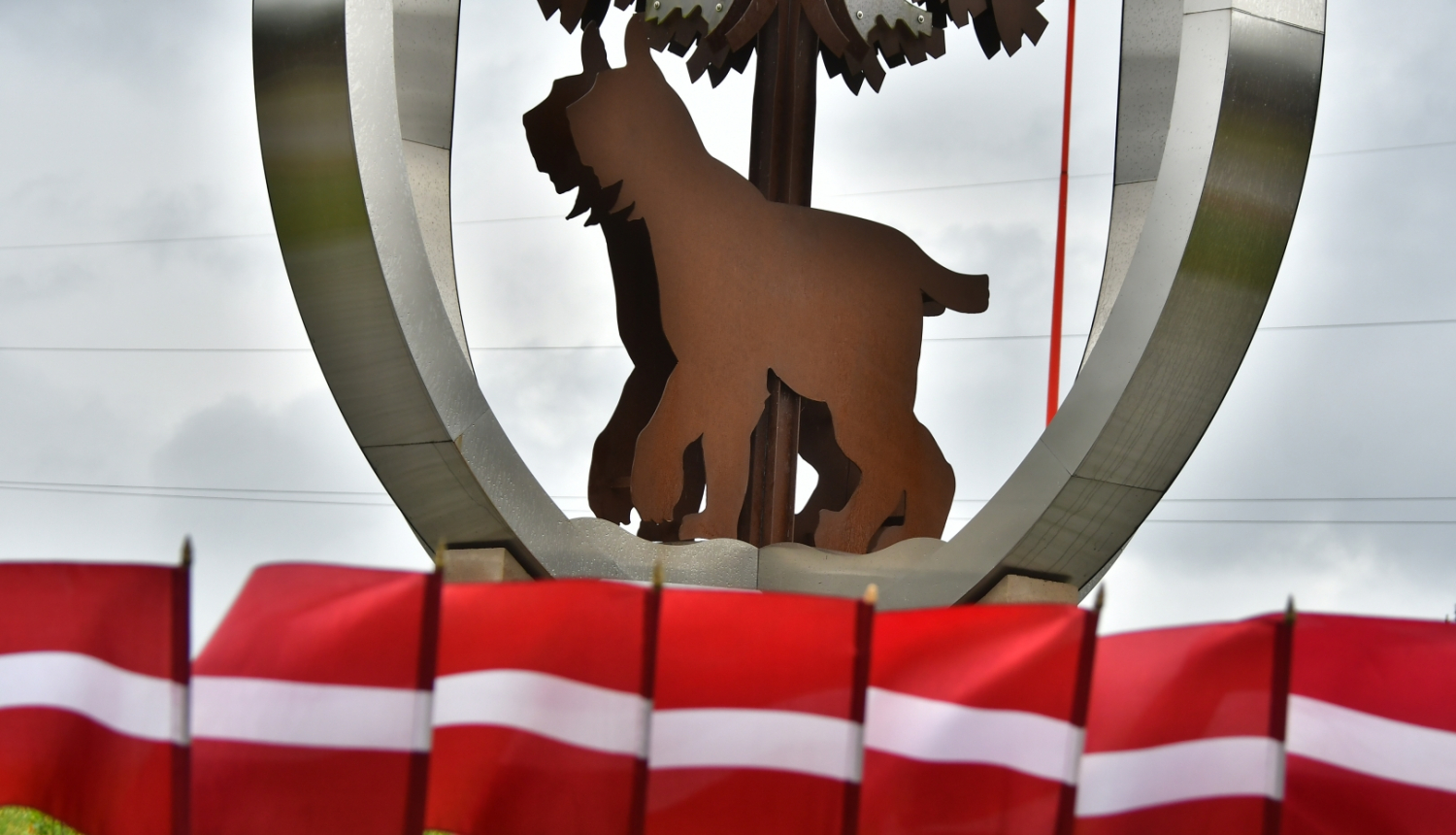 Lūsis un Latvijas valsts karodziņi