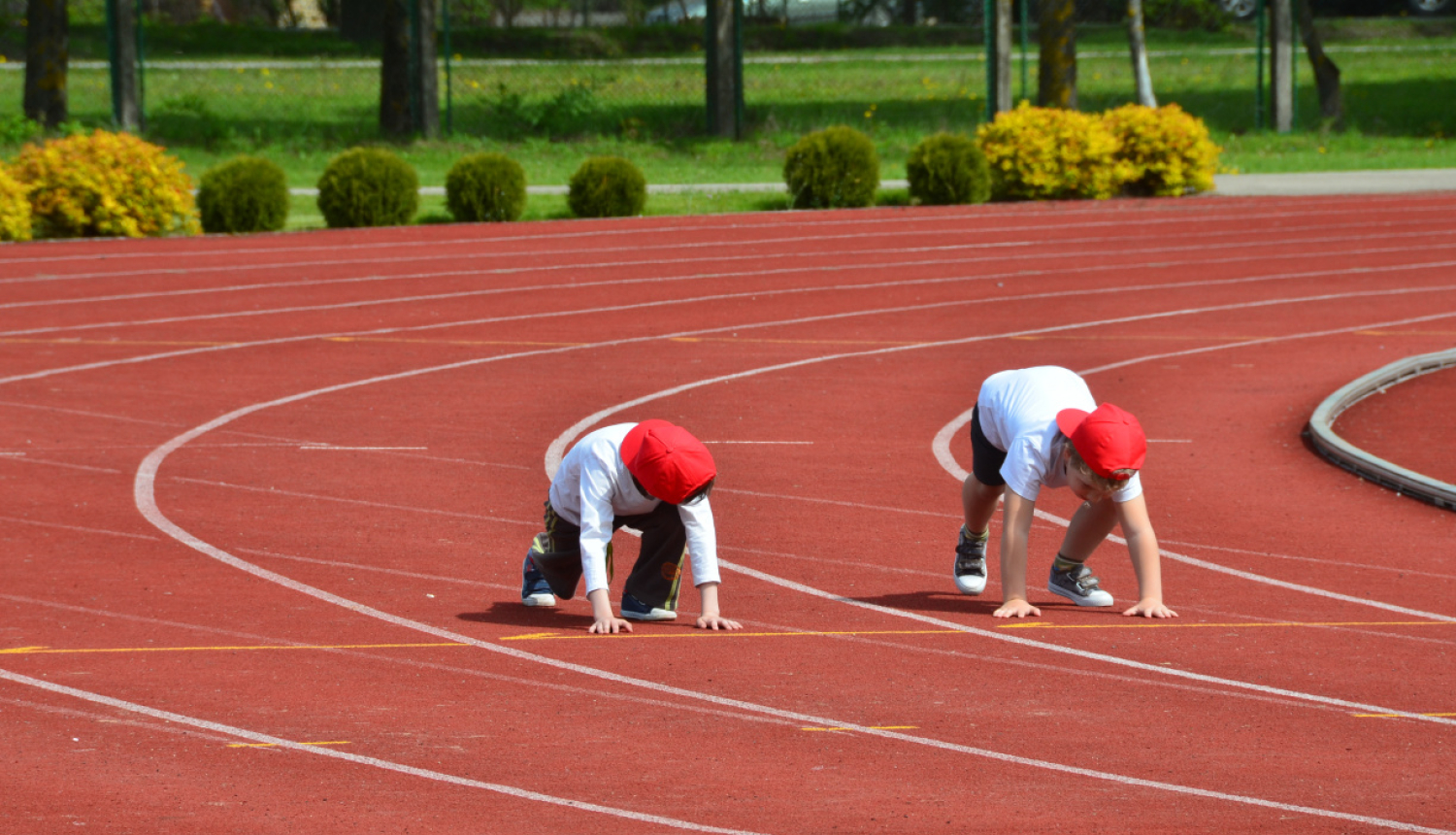 Bērni sporto stadionā