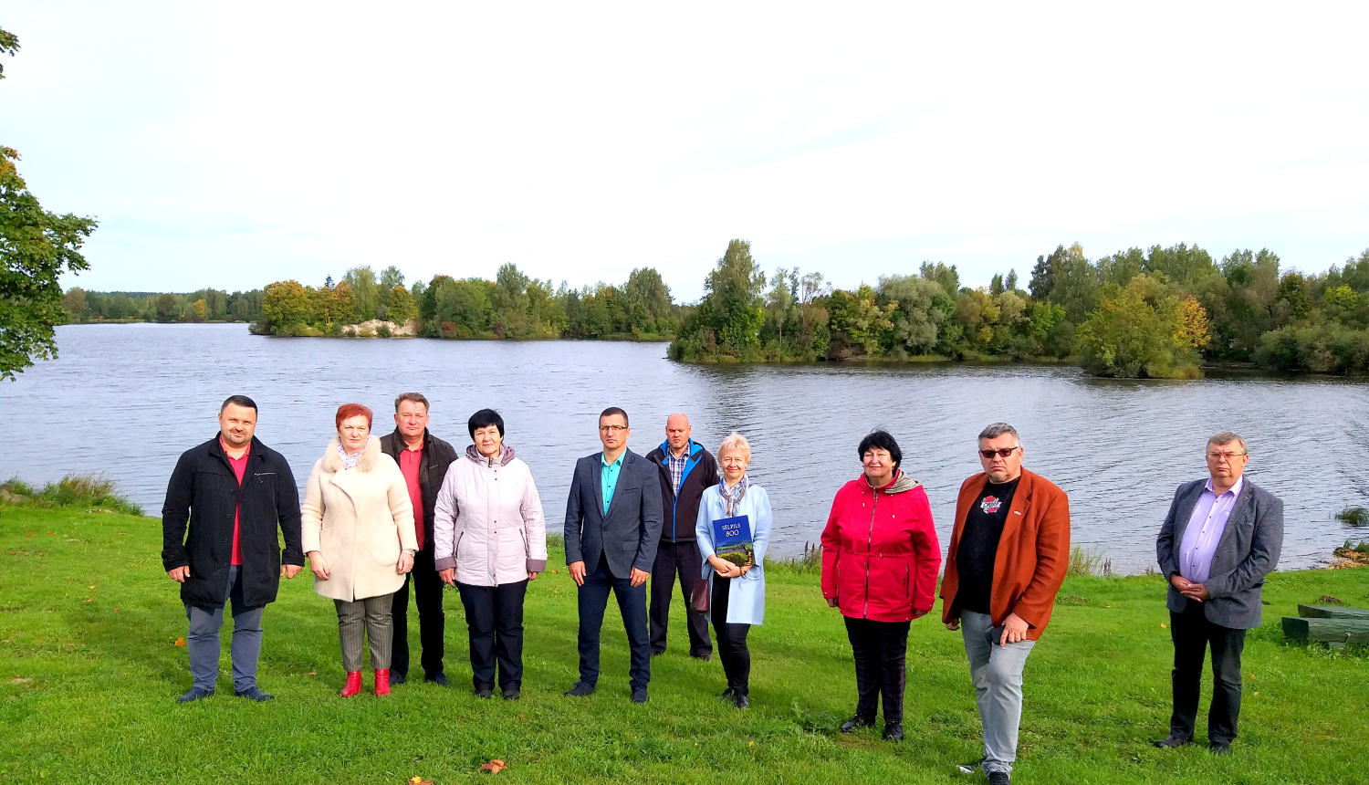 Jēkabpils novada pašvaldības vadība ar speciālistiem Daugavas krastā