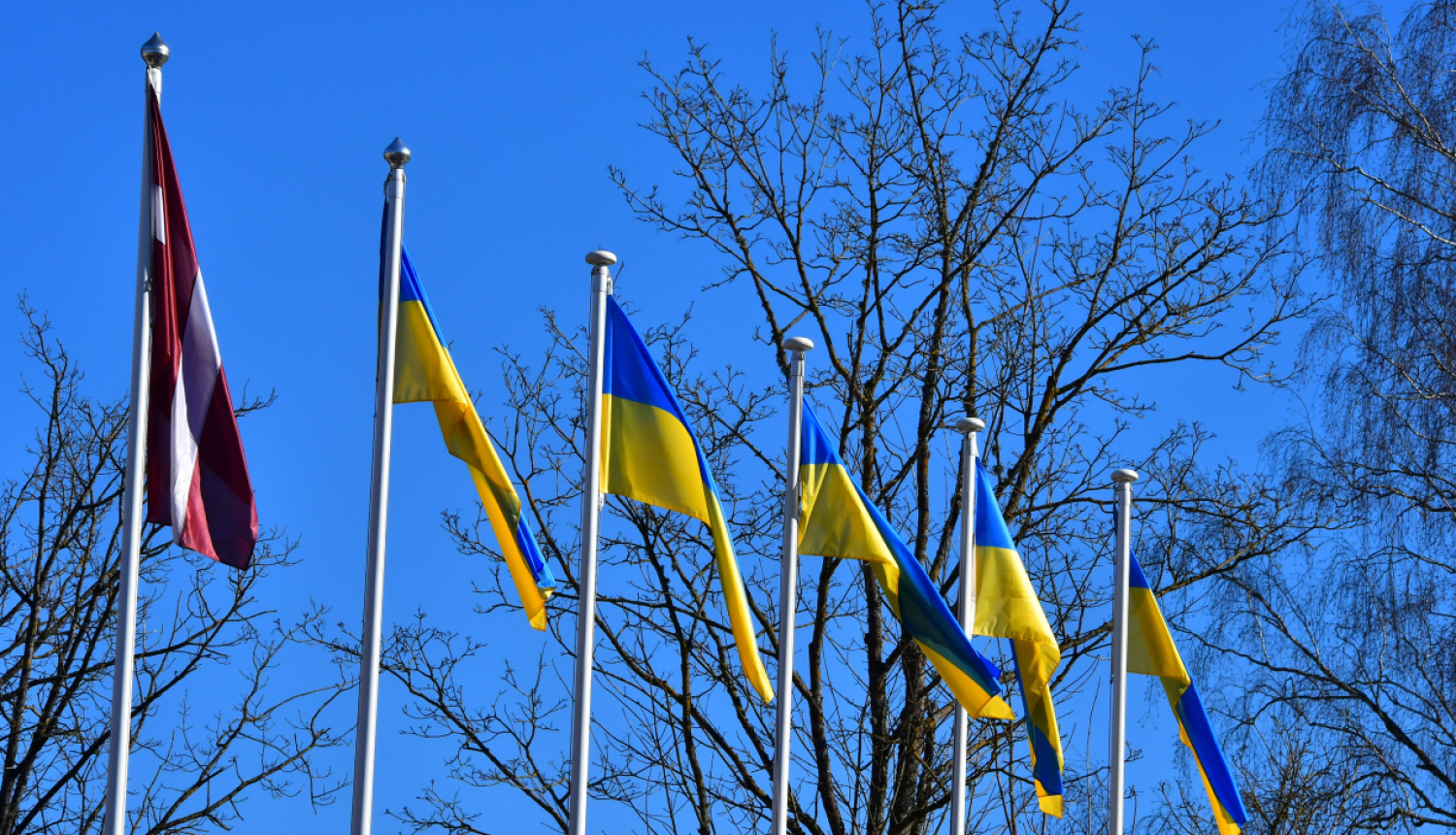 Latvijas un Ukrainas karogi