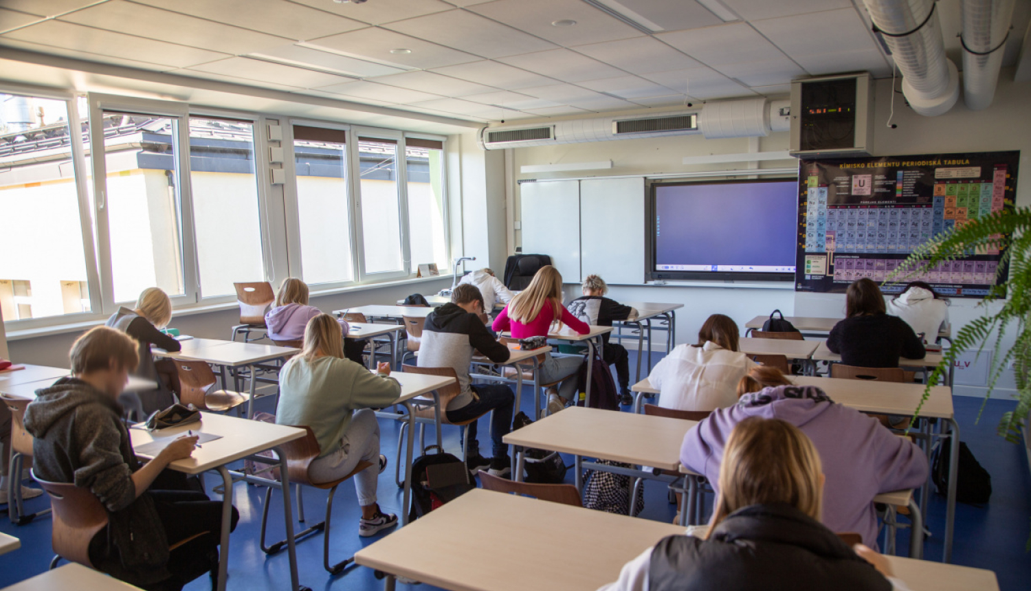 skola ilustratīva bilde