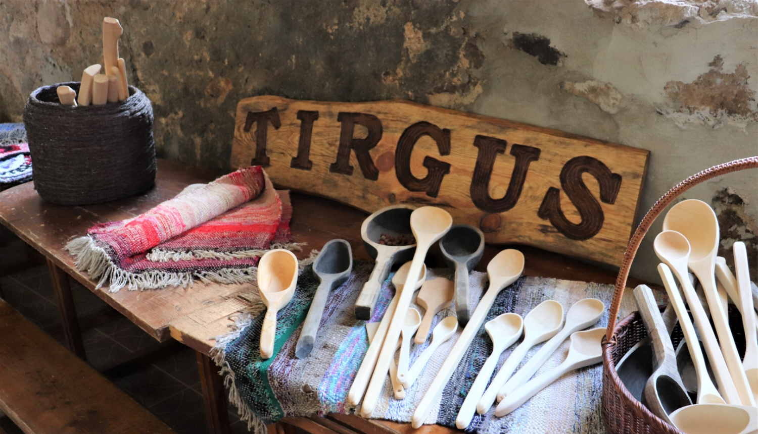 Attēlā uzraksts "Tirgus"