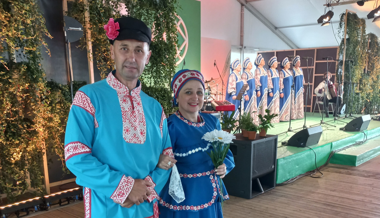 Biedrības "Rodņik" pārstāvji stāv pie skatuves