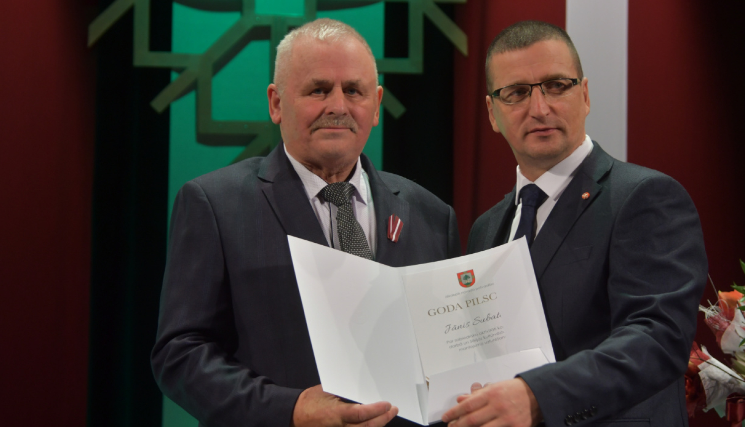 Goda pilsoni Jānis Subatiņš un domes priekšsēdētājs Raivis Ragainis