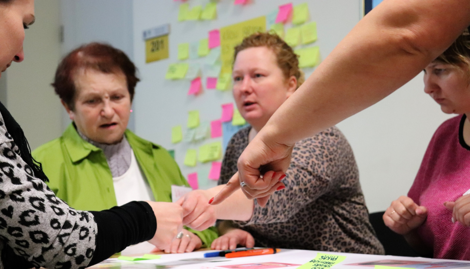 Personas sēž pie galda apmācībās