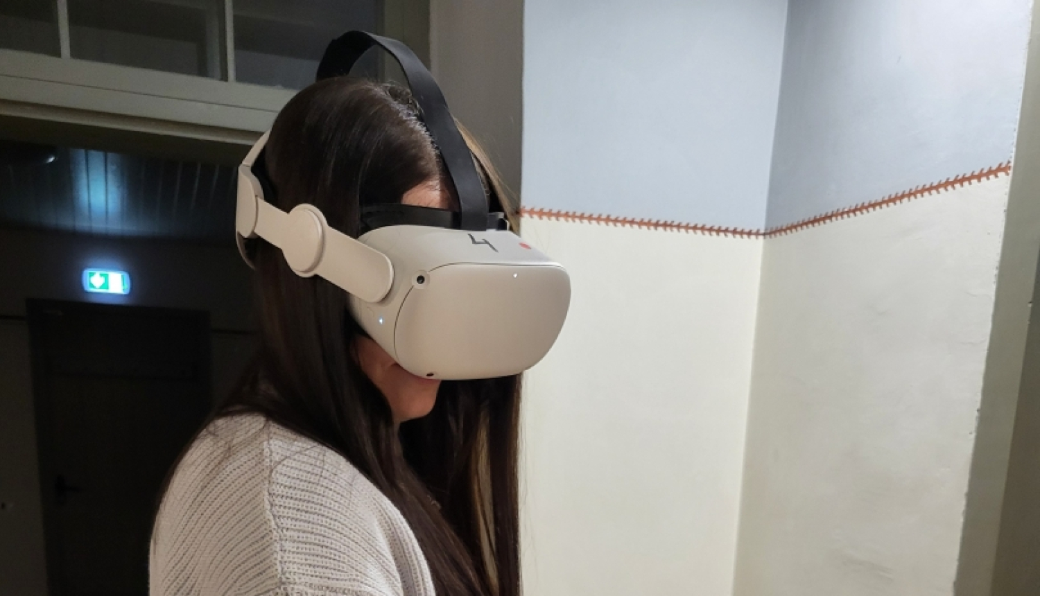 persona ar virtuālās realitātes brillēm