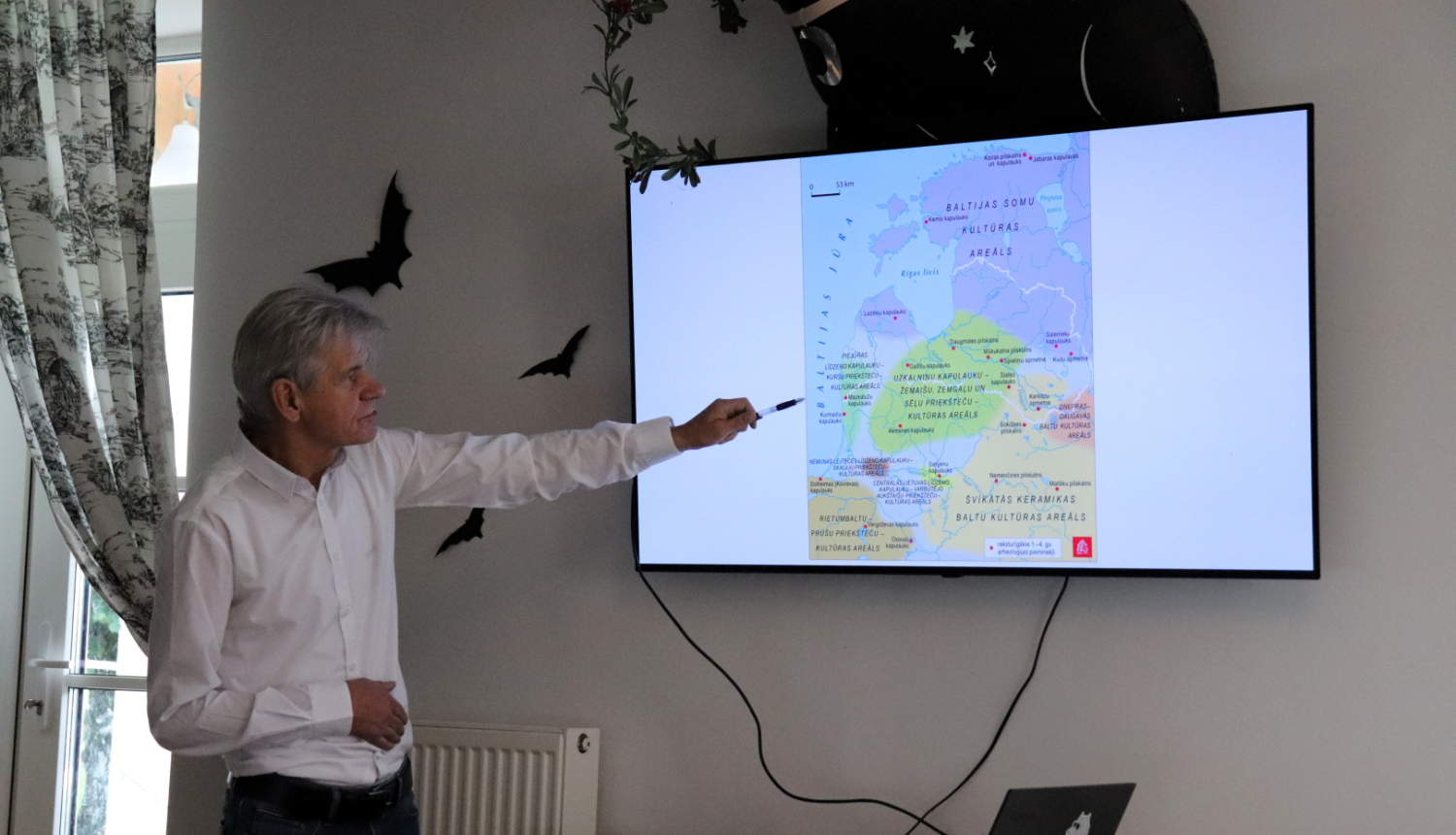 Zinātnieks rāda uz Latvijas karti ekrānā. Foto: Sēlijas salas