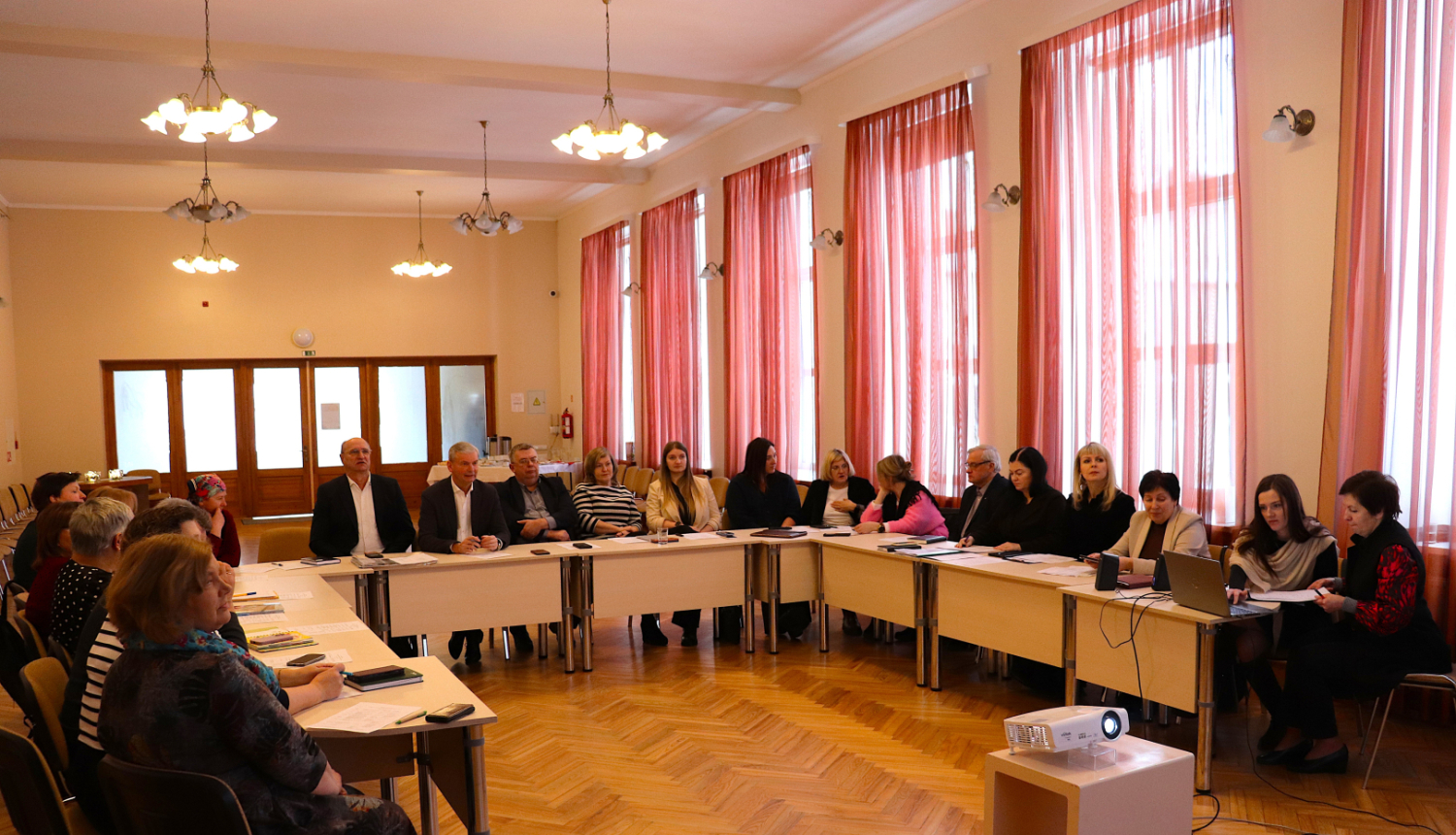 Svētku organizatoru un Sēlijas pašvaldību pārstāvju apspriede telpās pie galda