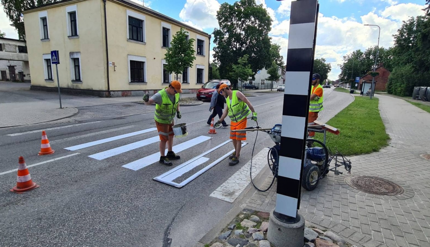 Notiek ceļu apzīmēju atjaunošana Rīgas ielai Jēkabpilī pie Krustpils KC