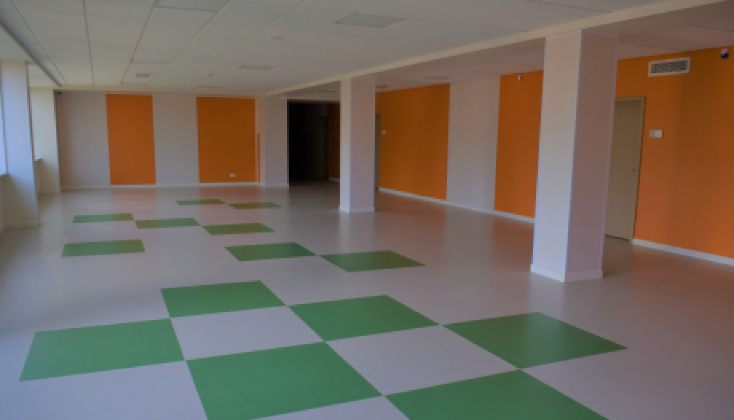 Jēkabpils 2.vidusskolas telpā nelielā platībā nokritis griestu apmetums, cietušo notikušajā nav