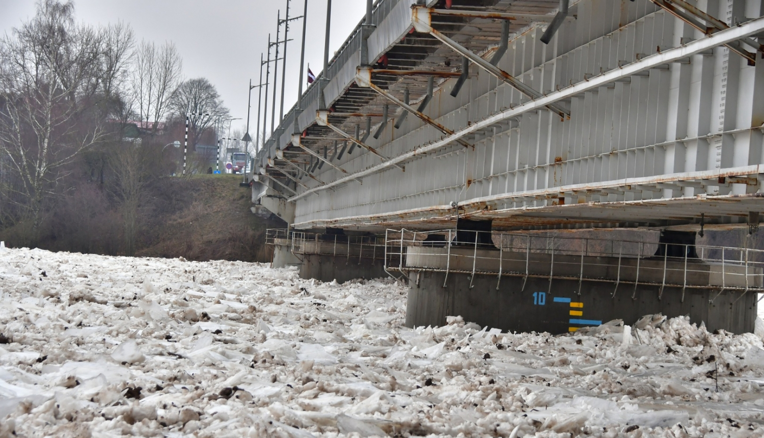 Tilta balsti pār Daugavu