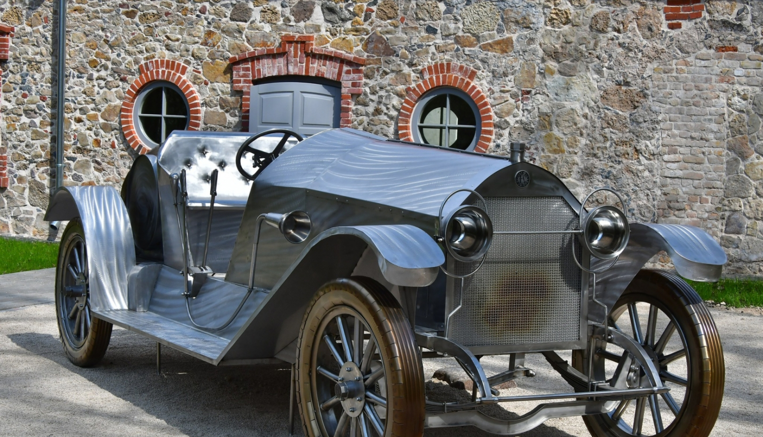 Ekspozīcija - auto pie Krustpils pils, pie smēdes