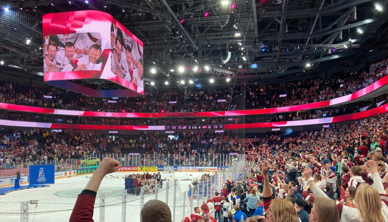 Hokeja fani arēnā priecājās par Latvijas izlases uzvaru