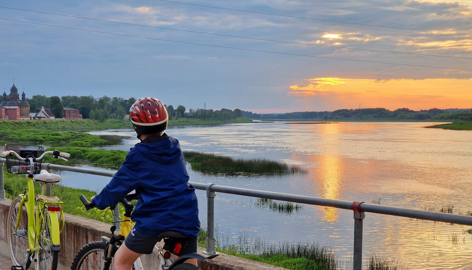 Jēkabpils 352 km publicitātes foto, kurā persona minās pa jēkabpils dambi ar velosipēdu